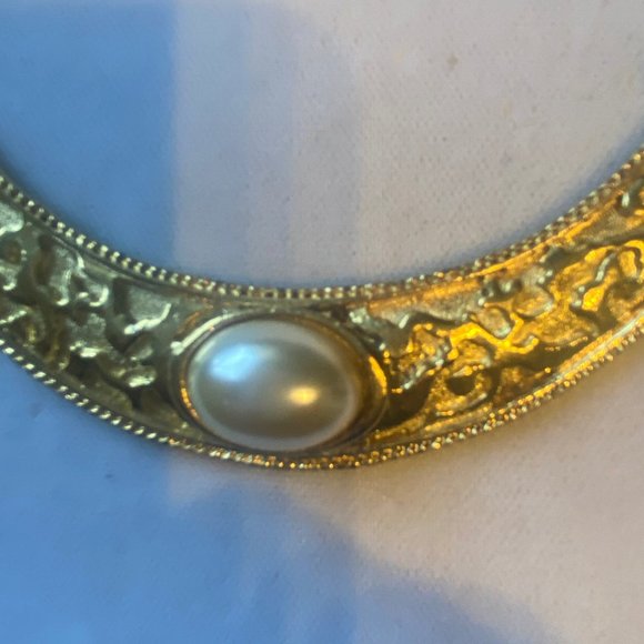 Stunning Statement with faux "natural "pearl - Picture 2 of 3